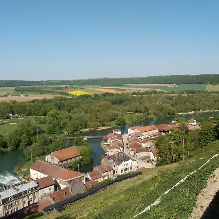 D'hotes Notre Paradis לינה וארוחת בוקר